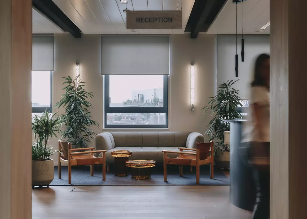 Levi's office Brussels Clay Paint grey - Leemverf - Peinture à l'argile 